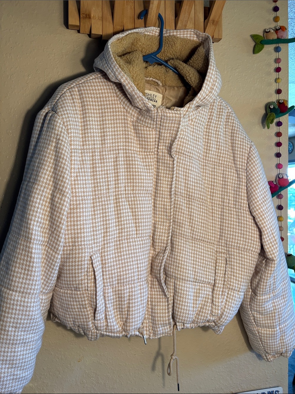 EUC Ashley By 26 International beige houndstooth puffer jacket featuring a cozy